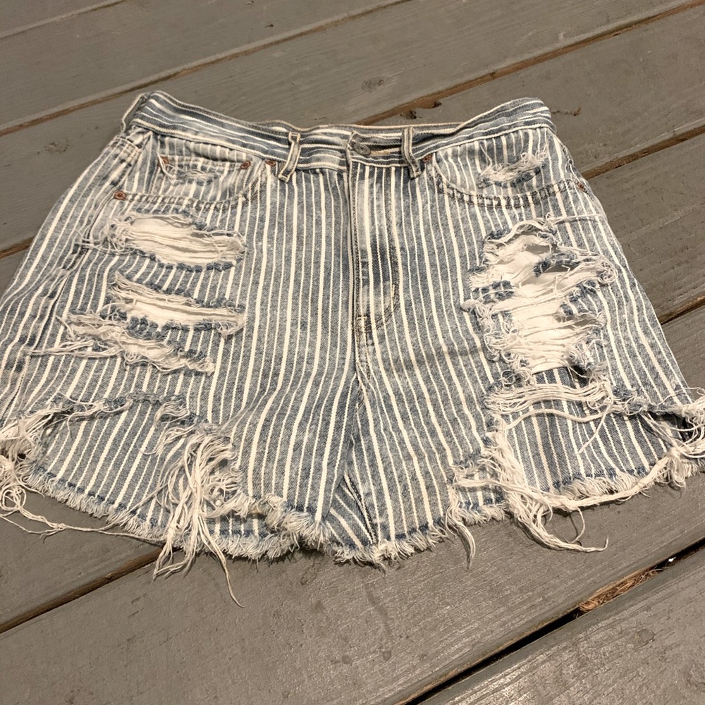 American Eagle super distressed high-waisted short
